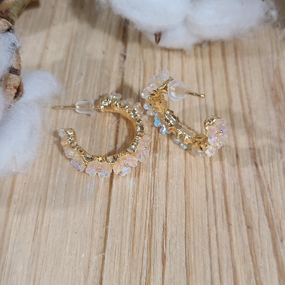 🌼🌼NEW🌼🌼VERY PRETTY!! Irridecent Flower Hoop Earrings in GOLD - Picture 11 of 16